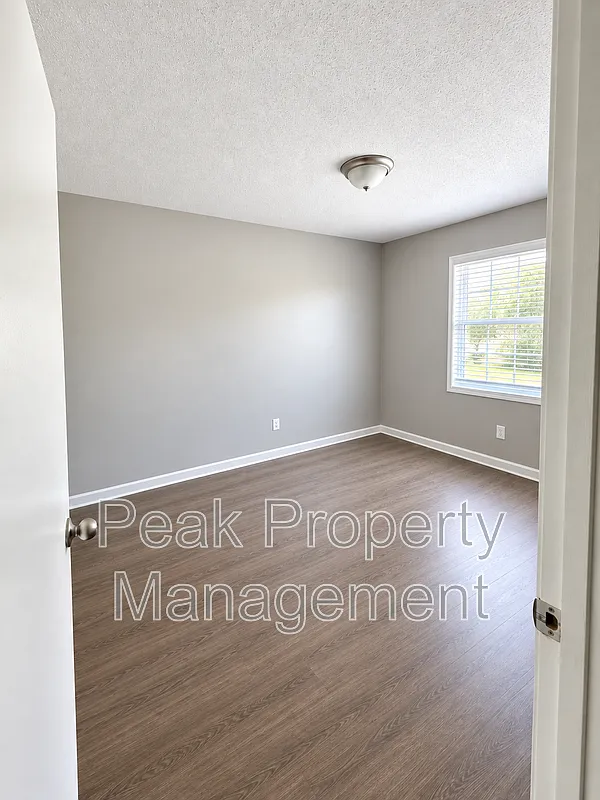 3 bed, 1.0 bath, 1100 sqft, $1,350 — Photo 4