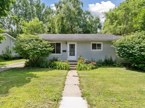761 Elmwood Dr, Fenton, MI 48430