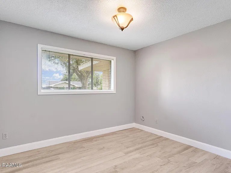 213 Lynn Dr — Photo 8