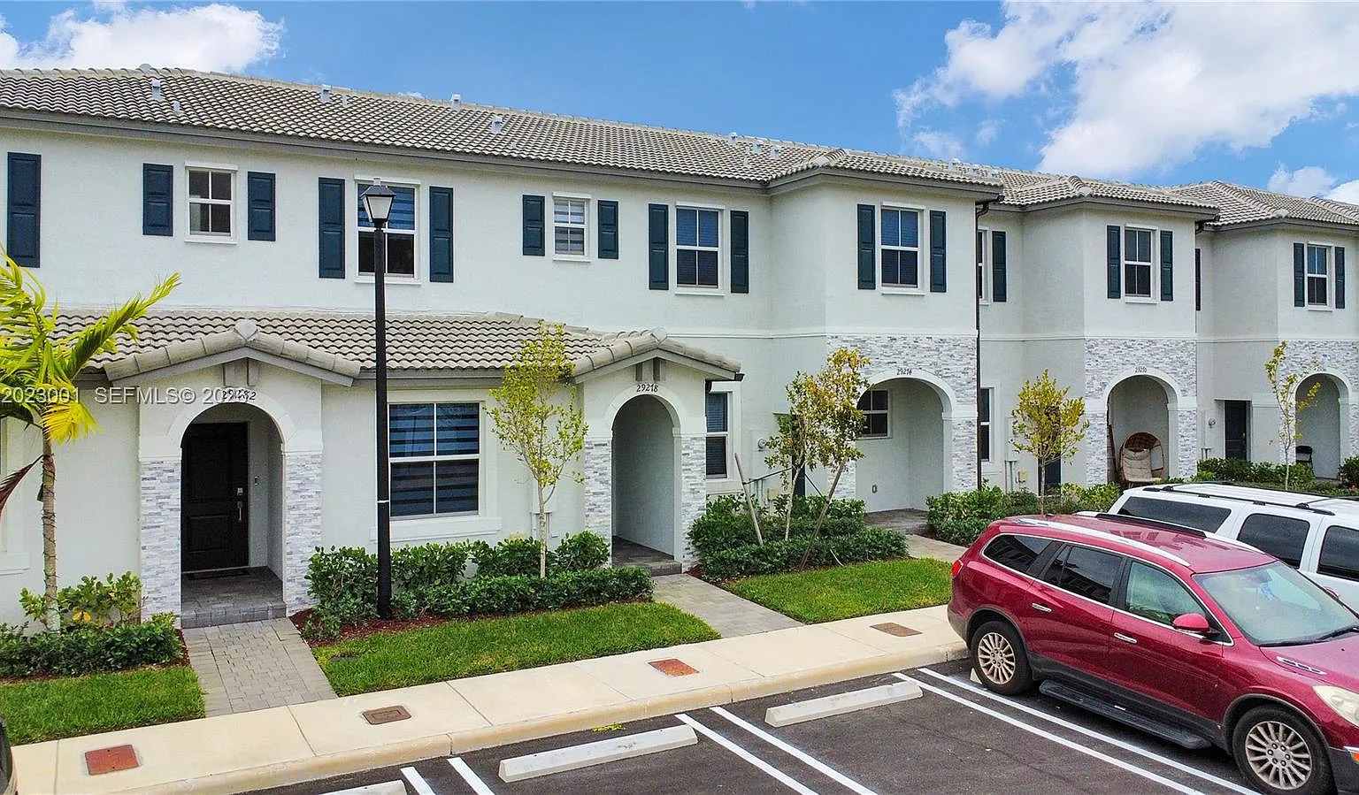 3 bed, 3.0 bath, 1328 sqft, $2,400 — Photo 2