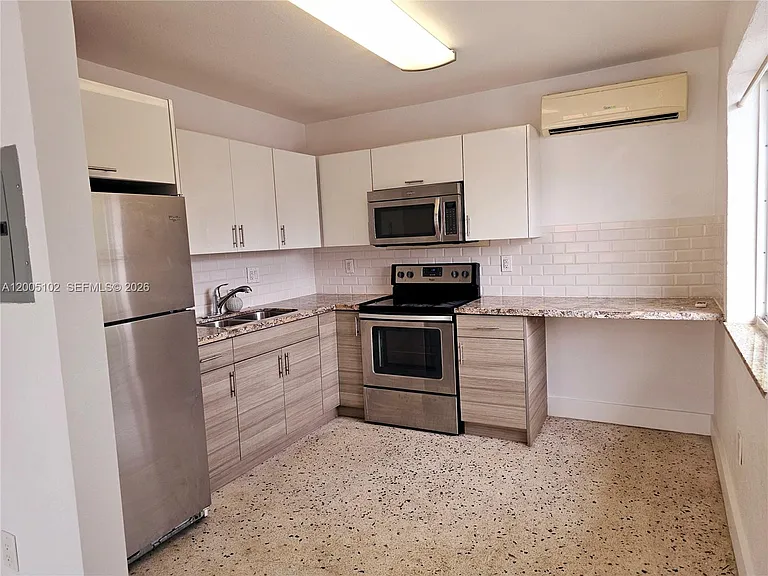 1736 SW 3rd St #3 — Photo 5