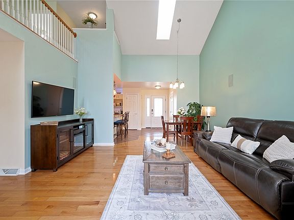 4th image of 145 Westminster Dr