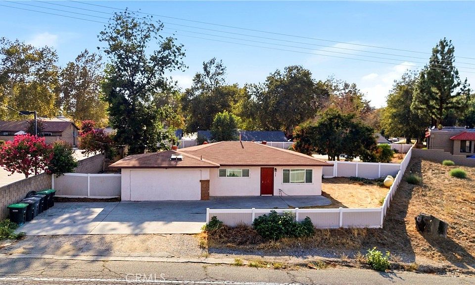 1st image of 905 N Santa Fe St