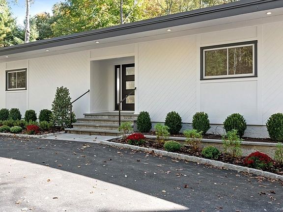 3rd image of 147 Hillair Cir