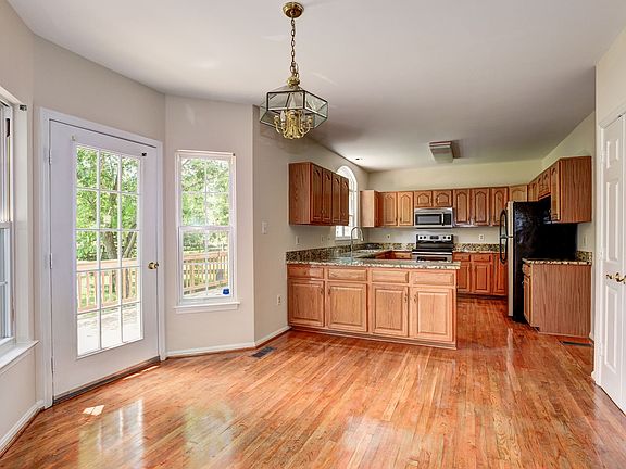 5th image of 6025 Woodlake Ln