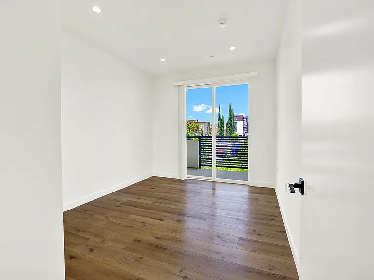 10247 Variel Ave — Photo 23