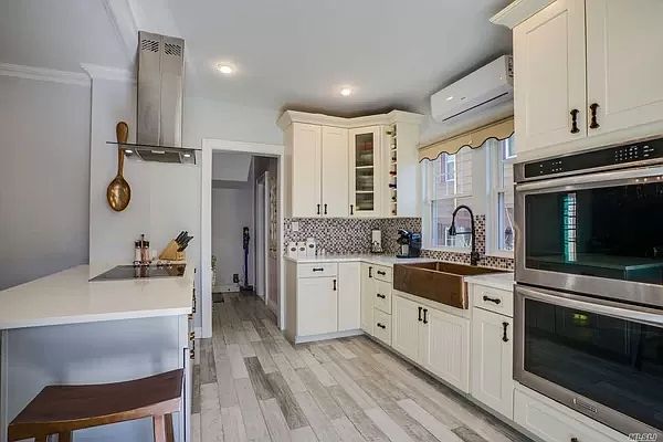 1st image of 350 Grosvenor St