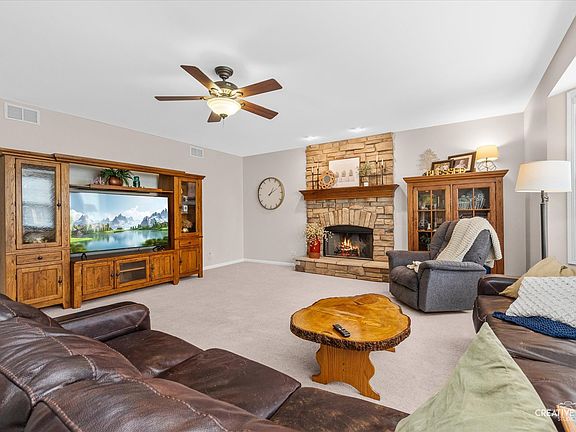 4th image of 23660 Adams Ct