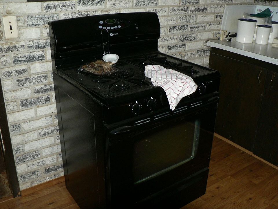 Stove Hard wood floor in kicthen