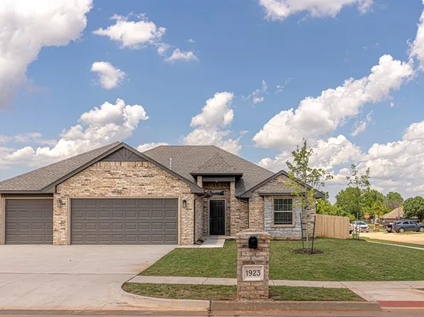 1923 W Flintlock Way, Mustang, OK 73064