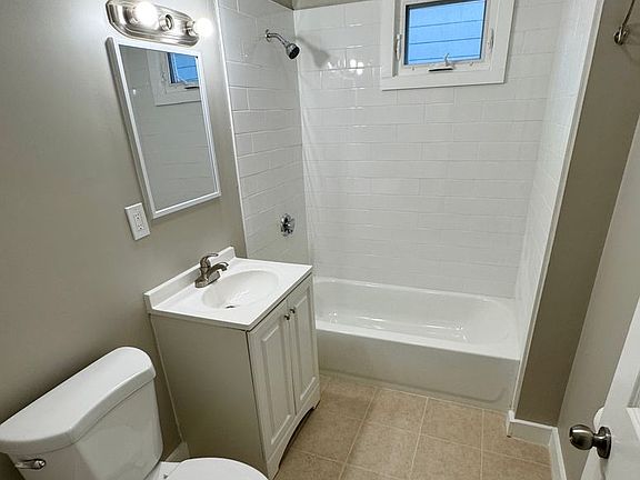 5th image of 135 Lawton Ave APT 2