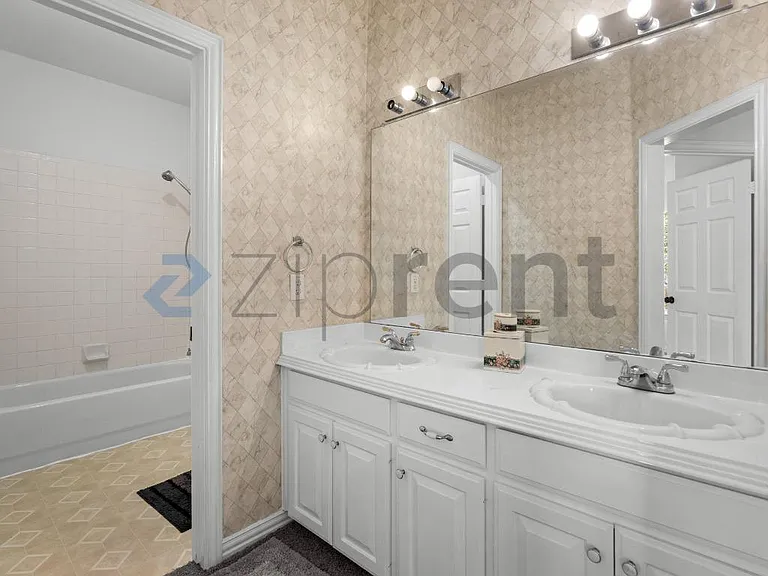 4509 Brittany Dr — Photo 12
