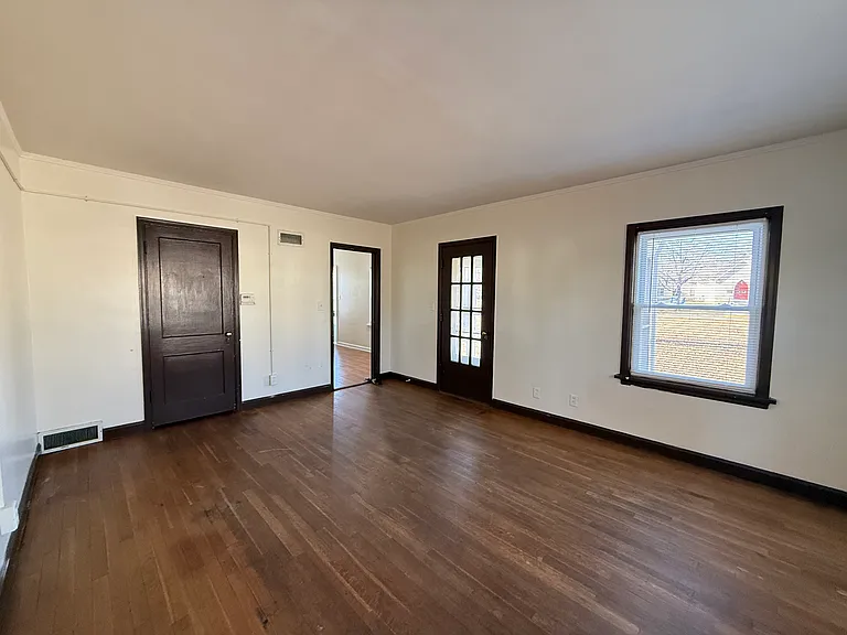 231 W 4th St #2 — Photo 6