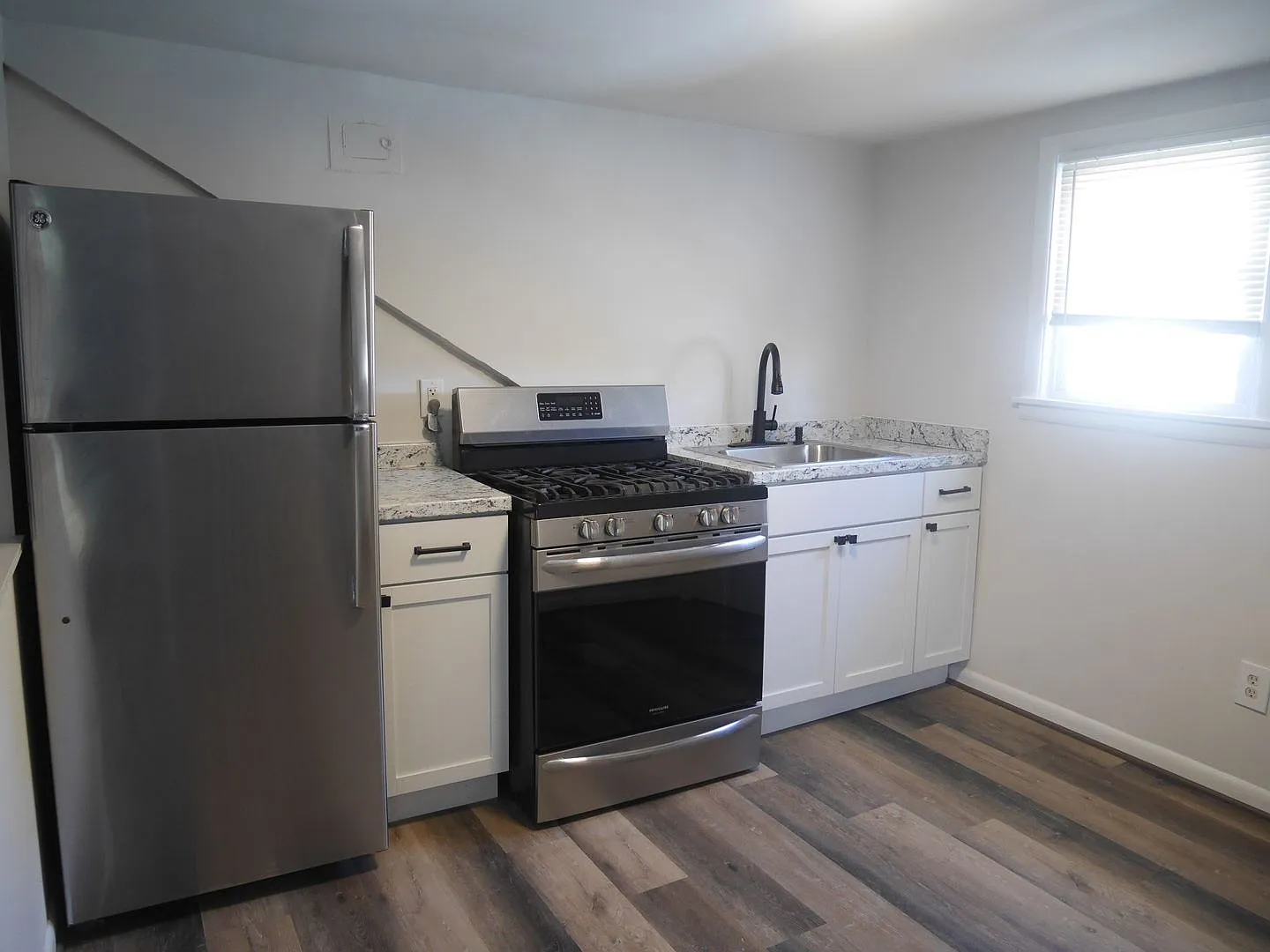 1207EA — Photo 1