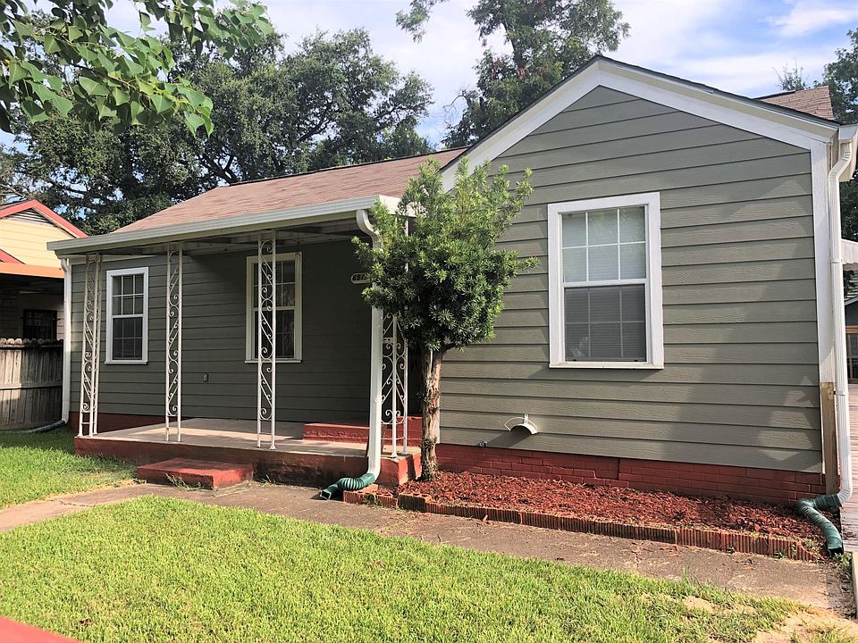 Front View of Home. A lovely front porch for a morning cup of coffee. Vista frontal de la casa. Un hermoso porche para tomar una taza de caf_ por la ma_ana.