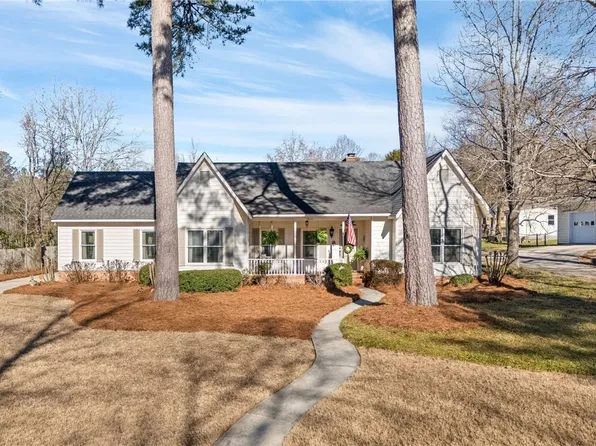 1915 Northgate Dr, Opelika, AL 36801