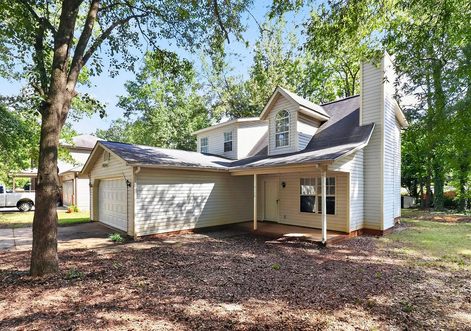 Lovely 3 Bedroom with Great Backyard!! — Photo 2