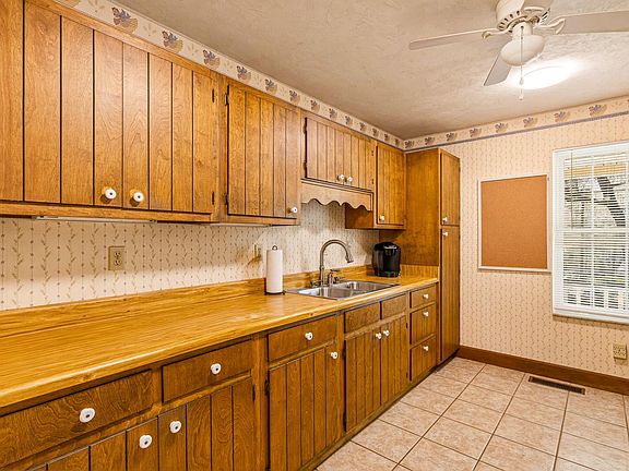 5th image of 8152 Queen Anna Dr