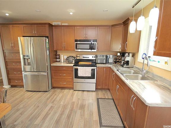 3rd image of 674 4th Ave W