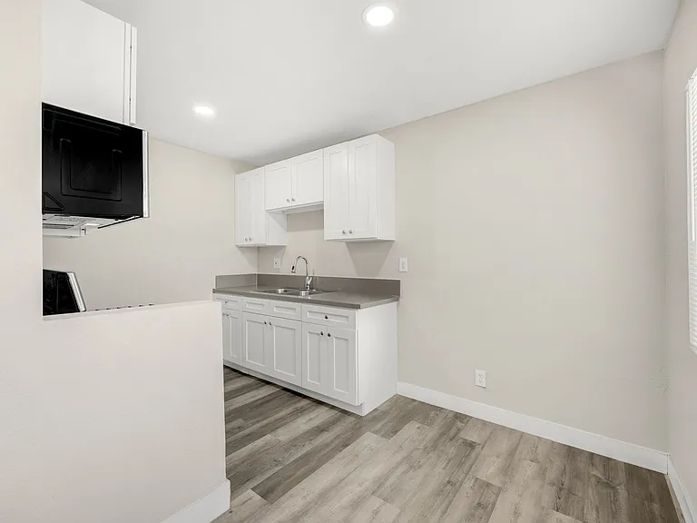 4500 N Lakewood Blvd — Photo 8