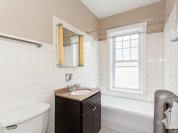 3rd image of 2112 W Ainslie St APT 3N
