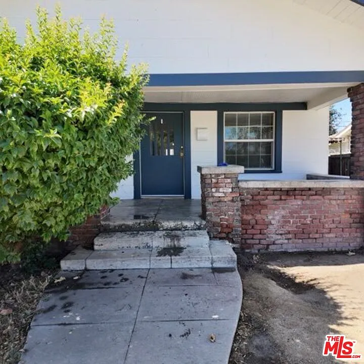 3 bed, 1.0 bath, 1095 sqft, $1,868 — Photo 2