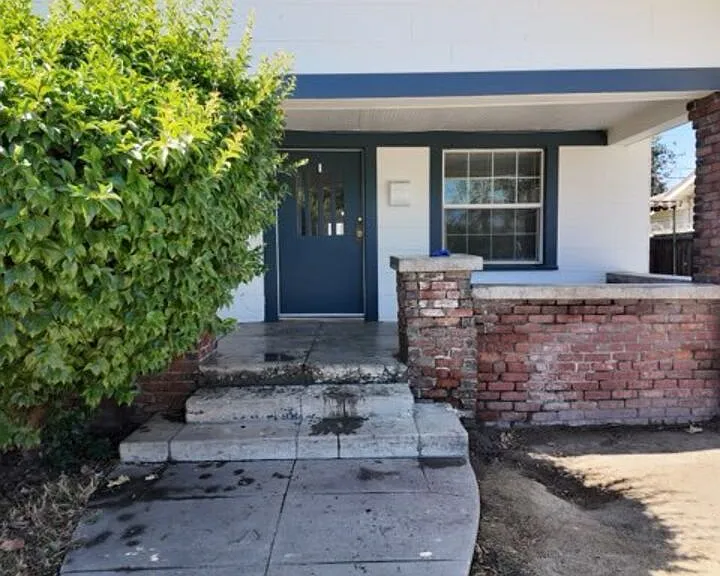 2416 Chester Ln — Photo 2