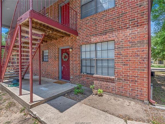 3rd image of 1806 Woodsman Dr APT C
