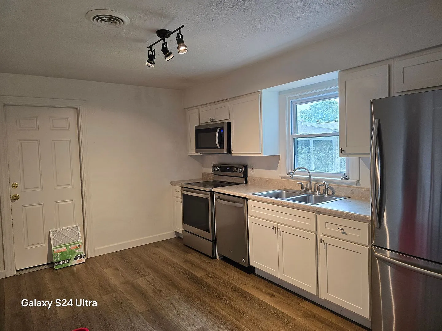 Large 2BD/1BA with tons of Bonus space and fenced in yard — Photo 4