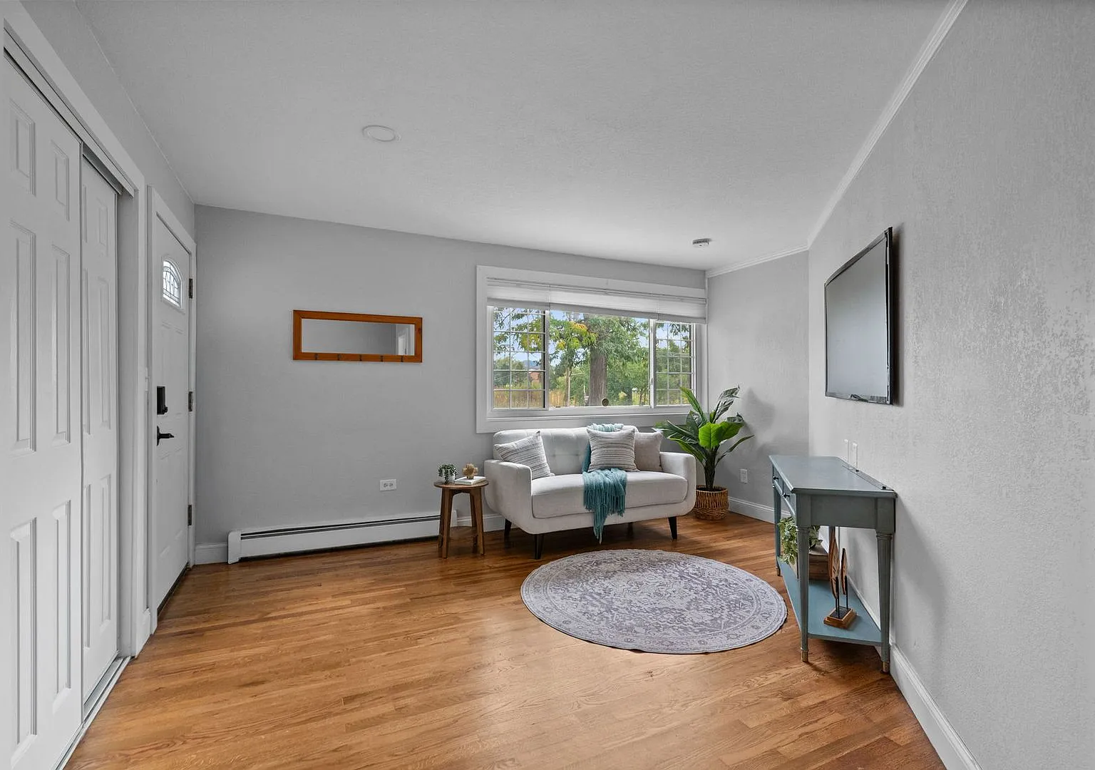 Spacious 5-Bedroom Home With Mountain Views In Golden- Utilities Included — Photo 4