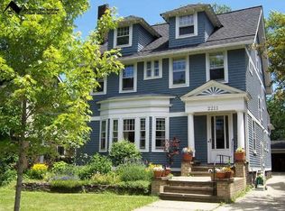 2211 S Overlook Rd, Cleveland Heights, OH 44106