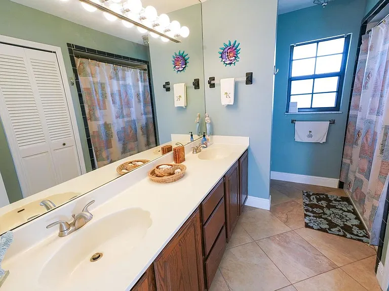 2nd full bathroom, double sinks