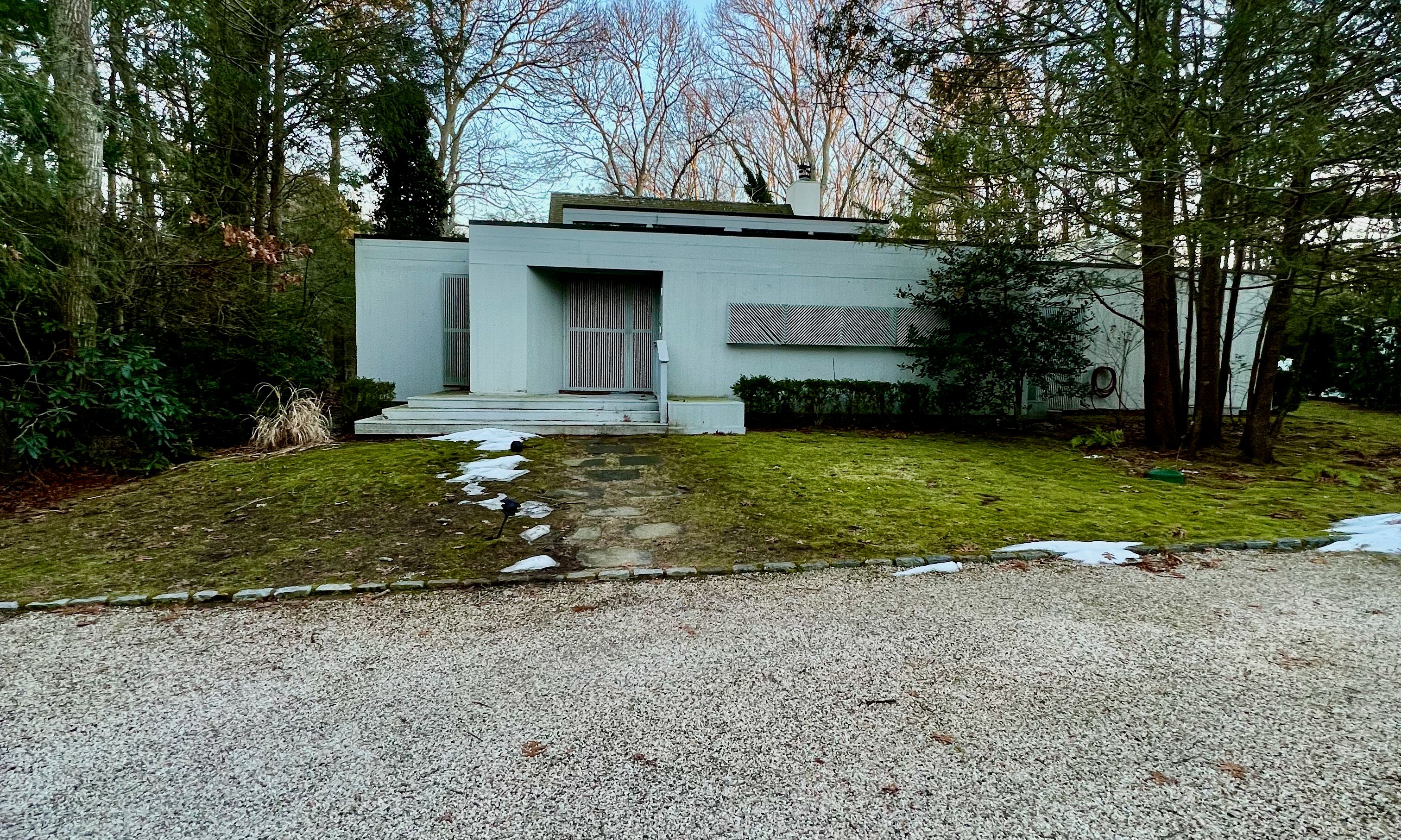 24 Roxbury Ln in Wainscott Out East