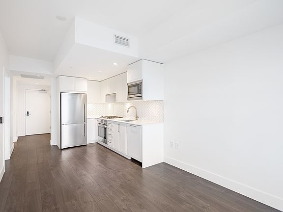4th image of 2435 Kingsway St #404