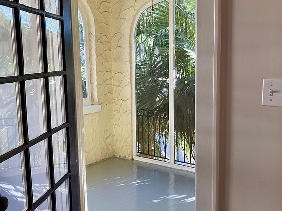Screened porch - perfect spot for your morning coffee!
