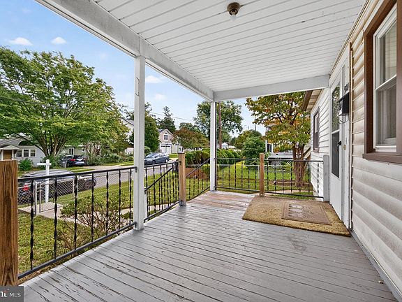 3rd image of 921 Maple Ave