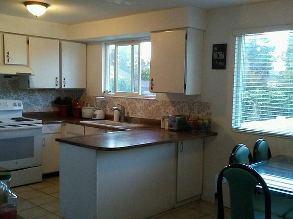 great kitchen with breakfast bar
