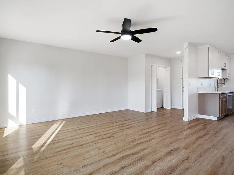 Cambridge Apartments — Photo 15