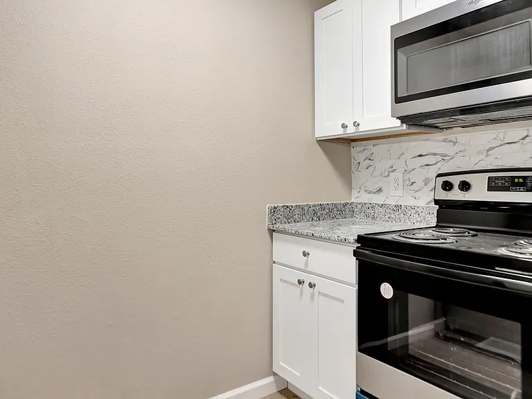 Creekside Apartments — Photo 14