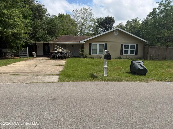 205 Pine St, Waveland, MS 39576