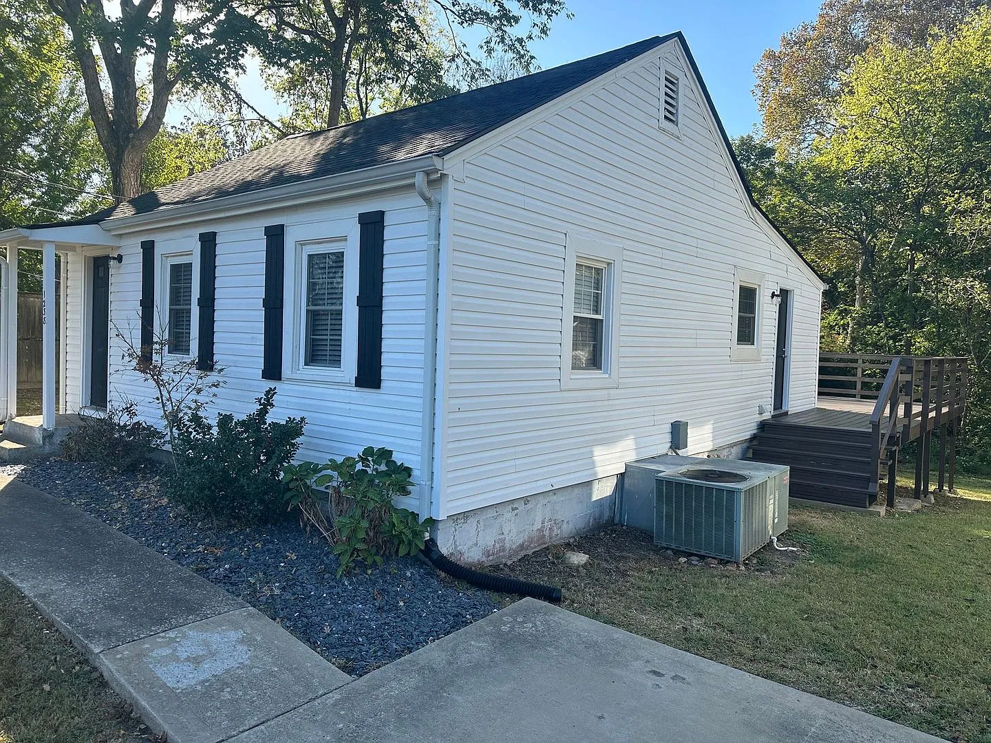 First Month Free! Fully Remodeled 2br/1ba House Near Downtown! — Photo 4