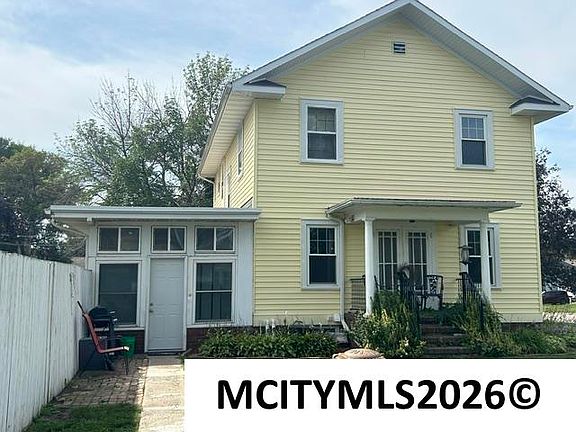 4th image of 502 2nd Ave NE