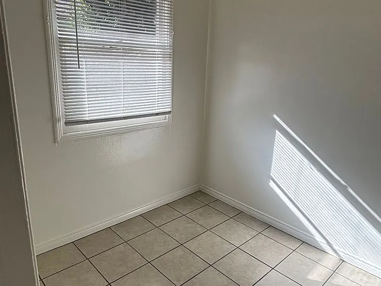 915 Freeman Ave. — Photo 5