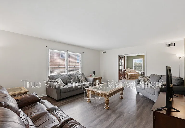 2423 W Gramercy Pl — Photo 29