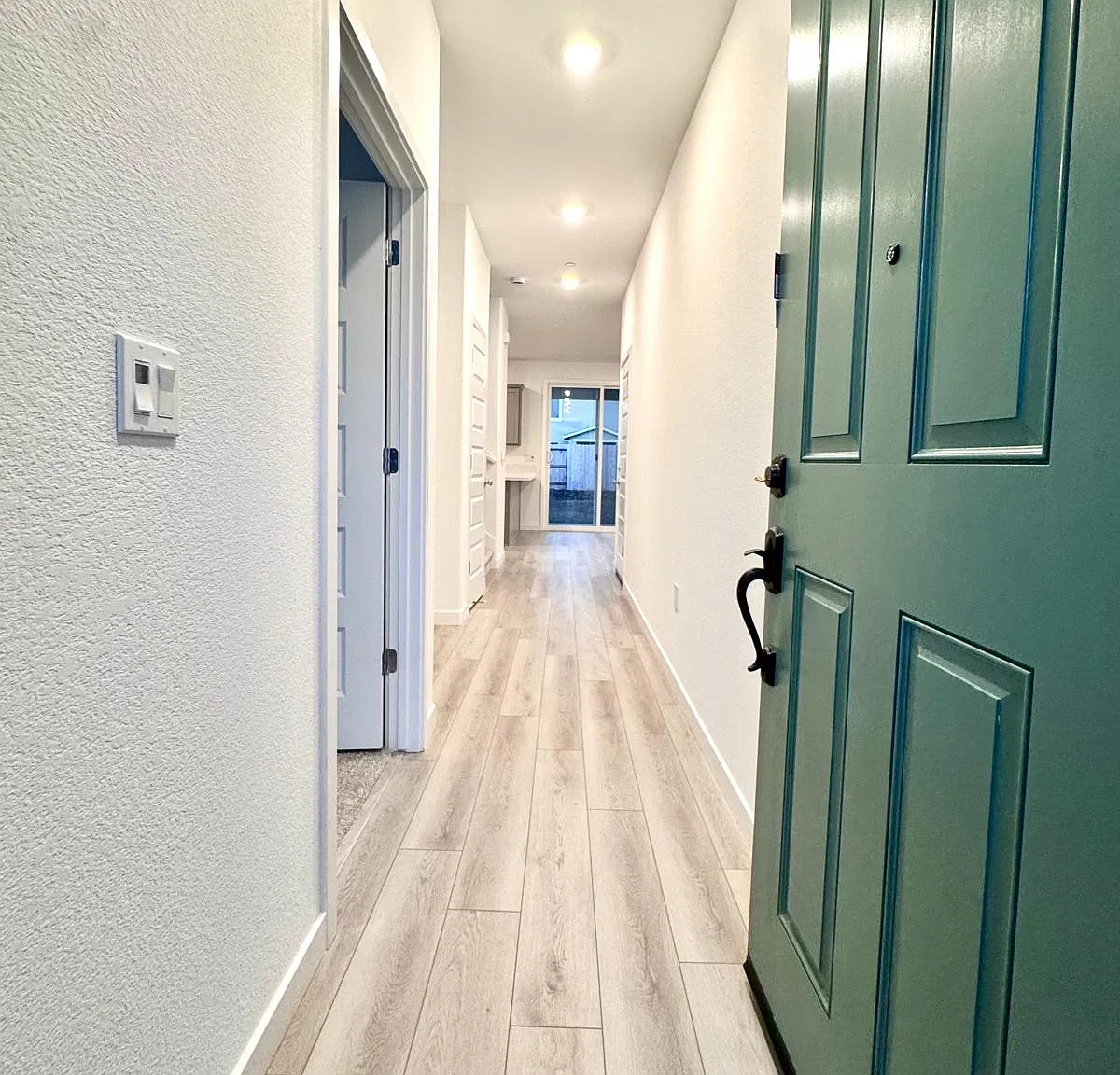 4 bed, 2018 sqft, $3,950 — Photo 4