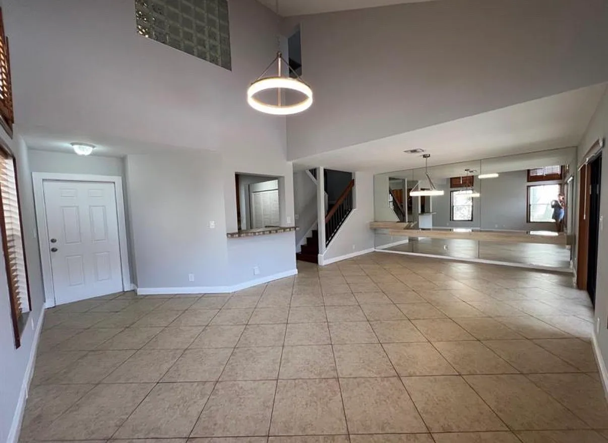 3 bed, 2.5 bath, 1430 sqft, $3,900 — Photo 2