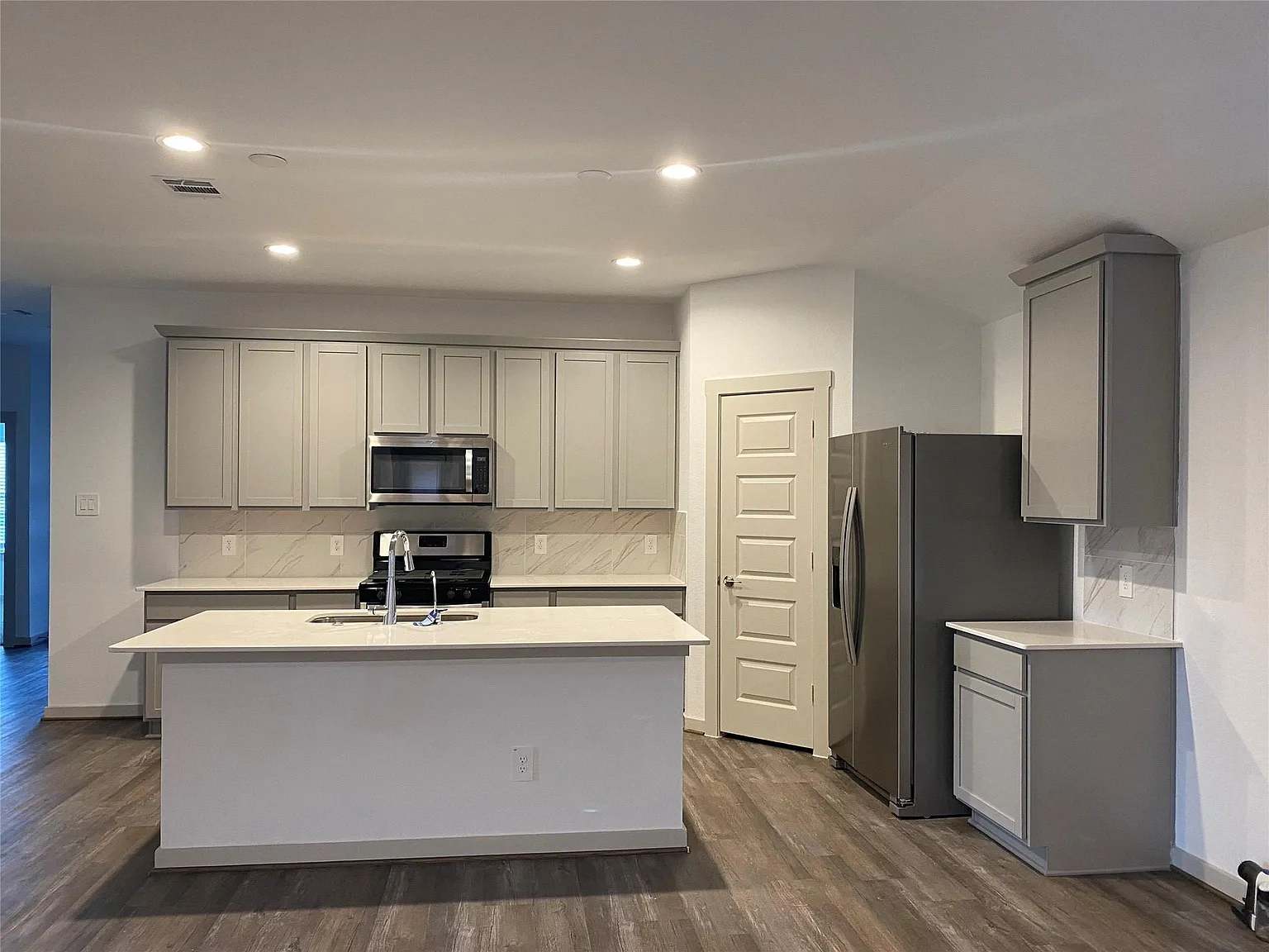 4 bed, 2.0 bath, 1798 sqft, $2,300 — Photo 3