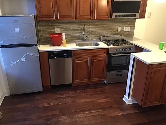 Rented by Metroline Realty | media 21