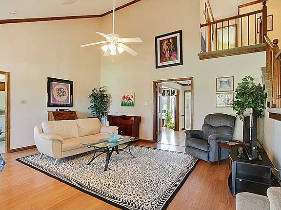 5th image of 2219 W Canterbury Dr