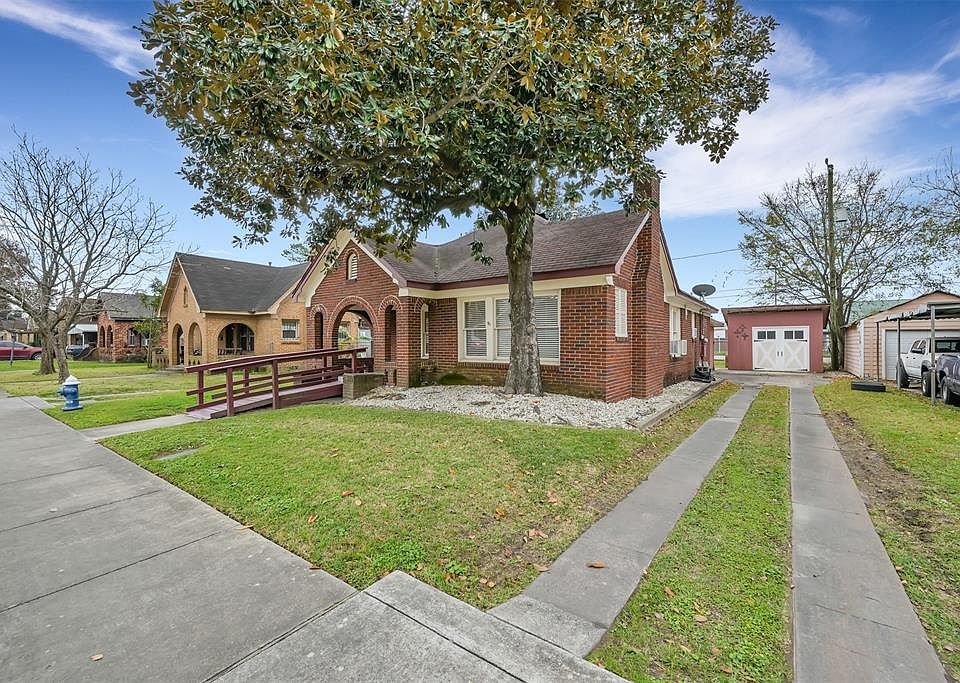 Cute Red Brick House in a safe neighborhood, you can walk to Mason Park
